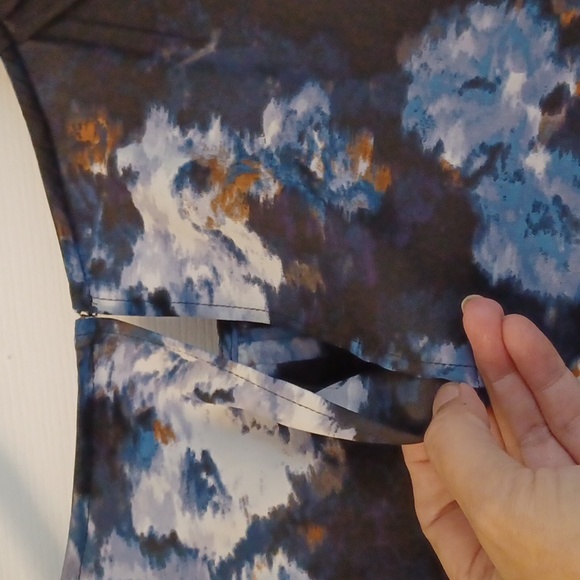 Simply Vera by Vera Wang Blue & Black Floral Blouse, Size Medium - Picture 8 of 13